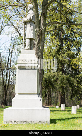 Bürgerkrieg-Denkmal in einem Veteranen-Abschnitt von einem alten Friedhof in Saginaw, Michigan. Stockfoto