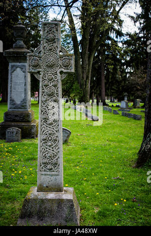 Keltisches Kreuz Grab Marker mit kunstvollen Gravuren. Stockfoto