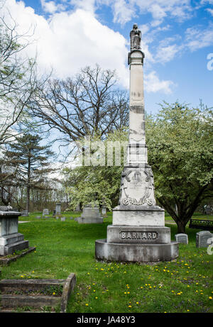 Friedhof-Statue mit Alter Wachposten über unsere verlorenen getragen. Stockfoto