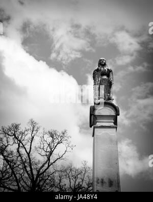 Friedhof-Statue mit Alter Wachposten über unsere verlorenen getragen. Stockfoto