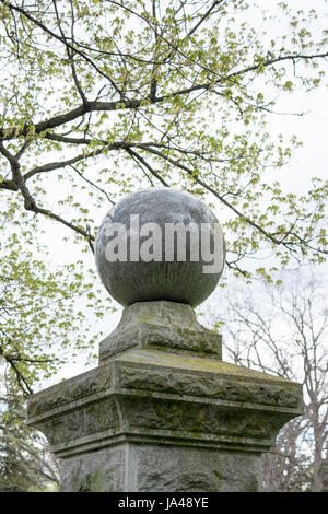 Friedhof-Statue mit Alter Wachposten über unsere verlorenen getragen. Stockfoto