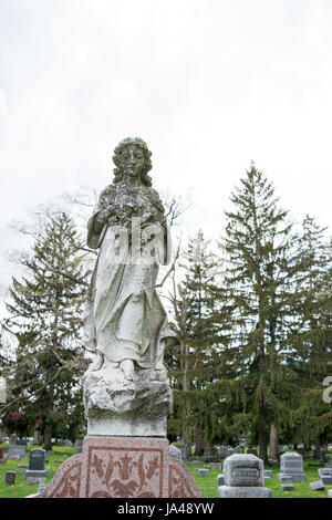 Friedhof-Statue mit Alter Wachposten über unsere verlorenen getragen. Stockfoto