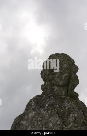 Friedhof-Statue mit Alter Wachposten über unsere verlorenen getragen. Stockfoto