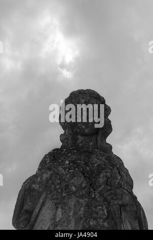 Friedhof-Statue mit Alter Wachposten über unsere verlorenen getragen. Stockfoto