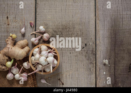 Knoblauch und Ingwer auf alten Holzboden. Stockfoto