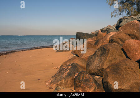 Woody Point, Redcliffe, Australien: Felsenküste am Ufer der Moreton Bay in das Gayundah-Arboretum Stockfoto