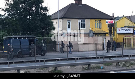 Foto mit freundlicher Genehmigung von der Twitter-Feed BatemanLDN zeigt Polizei Tätigkeit auf Ripple-Straße im Osten Londons, wo Offiziere Razzien durchgeführt haben nachdem am Samstag tödlichen Terroranschlag in der Hauptstadt suchen Unterkunft und eine unbekannte Zahl von Menschen einzusperren. Stockfoto