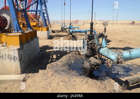 Öl Presslufthämmer Xinjiang, China. Nickend Esel Aufpumpen Öl Stockfoto