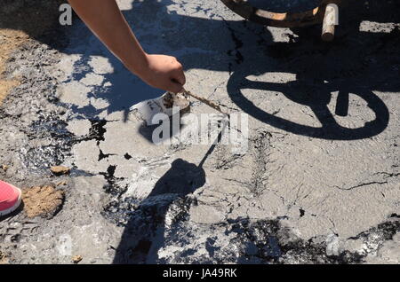 Ölfeld in Xinjiang, China. Große Pfützen des Öls können gesehen werden, auf dem Boden, so dick, dass Sie in ihm Ihren Namen schreiben können. Stockfoto