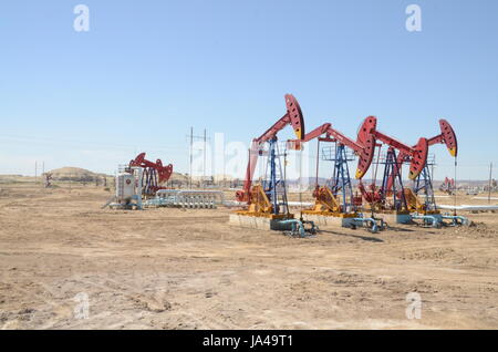 Öl Presslufthämmer Xinjiang, China. Nickend Esel Aufpumpen Öl Stockfoto