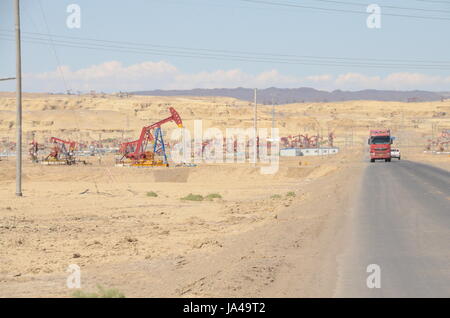 Öl Presslufthämmer Xinjiang, China. Nickend Esel Aufpumpen Öl Stockfoto