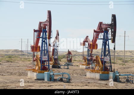 Öl Presslufthämmer Xinjiang, China. Nickend Esel Aufpumpen Öl Stockfoto