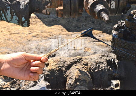 Ölfeld in Xinjiang, China. Große Pfützen des Öls können gesehen werden, auf dem Boden, so dick, dass Sie in ihm Ihren Namen schreiben können. Stockfoto