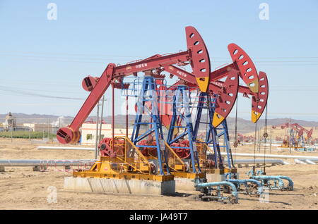 Öl Presslufthämmer Xinjiang, China. Nickend Esel Aufpumpen Öl Stockfoto