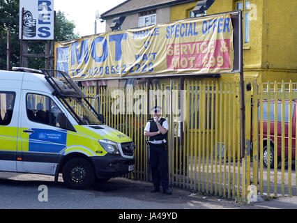 Polizeitätigkeit Ripple unterwegs im Osten Londons, wo Offiziere Razzien durchgeführt haben nachdem am Samstag tödlichen Terroranschlag in der Hauptstadt suchen Unterkunft und eine unbekannte Zahl von Menschen einzusperren. Stockfoto