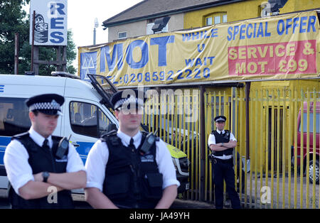 Polizeitätigkeit Ripple unterwegs im Osten Londons, wo Offiziere Razzien durchgeführt haben nachdem am Samstag tödlichen Terroranschlag in der Hauptstadt suchen Unterkunft und eine unbekannte Zahl von Menschen einzusperren. Stockfoto