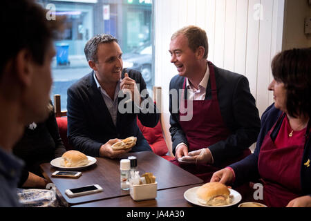 Liberal Democrats Führer Tim Farron mit (links) Alex Cole-Hamilton MSP und (rechts) Christine Jardine, Kandidat für Edinburgh West, nach Sandwiches für Wähler während eines Besuchs in Cafe Vigo in Edinburgh im allgemeinen Wahlen Wahlkampf zu machen. Stockfoto
