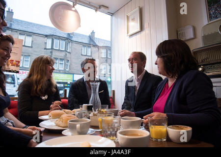 Liberal Democrats Führer Tim Farron mit (Mitte) Alex Cole-Hamilton MSP und (rechts) Christine Jardine, Kandidat für Edinburgh West und lokalen Wähler nach Sandwiches während eines Besuchs in Cafe Vigo in Edinburgh im allgemeinen Wahlen Wahlkampf zu machen. Stockfoto
