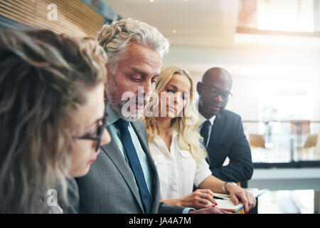 Schwarz / weiß Büroangestellter sprechen und coworking zusammen. Stockfoto