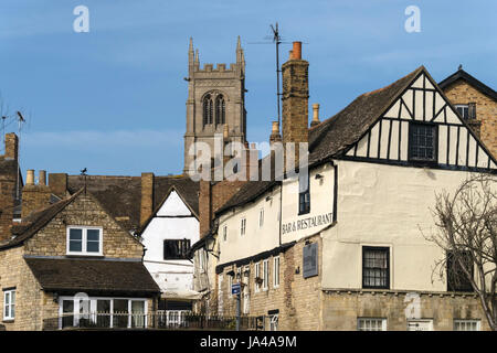 Alte Gebäude, Dächer und St Johns Church Tower an einem sonnigen Tag mit blauem Himmel über, Stamford, Lincoln, England, Großbritannien Stockfoto