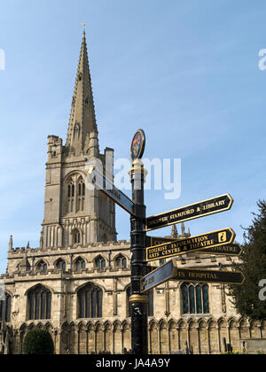 Alle Heiligen Kirche Stamford mit Finger Post Wegweiser im Vordergrund, Red Lion Square, Stamford, Lincolnshire, England, UK. Stockfoto