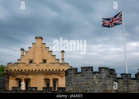 Gelb lime gewaschen Große Halle und Schloss Stadtmauer mit Moody grauer Himmel und Union Jack Flagge, Schloss Stirling, Stirling, Schottland, UK Stockfoto
