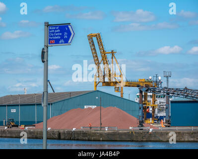 Wegweiser Radweg 75 zum Wasser von Leith und Stadtzentrum, Leith Hafen, Edinburgh, Schottland, Großbritannien, mit großen industriellen Schuppen Stockfoto