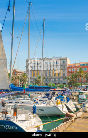 Hafen von Cagliari, Yachten ankern in der Marina im Hafen von Cagliari, Sardinien. Stockfoto