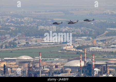 Eine Formation von drei israelischen Luft zwingen Sikorsky CH-53 Hubschrauber im Flug über die Bucht von Haifa Industriezone Stockfoto