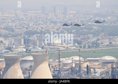 Eine Formation von drei israelischen Luft zwingen Sikorsky CH-53 Hubschrauber im Flug über die Bucht von Haifa Industriezone Stockfoto