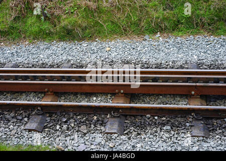 Das Gleis hinauf Snowdon zeigt die Zahnstange des Systems für das ziehen die Züge rauf und runter den Berg, Snowdon, North Wales, UK. Stockfoto