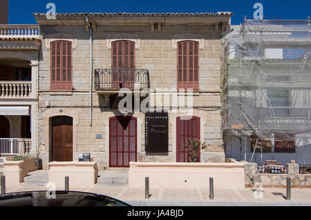 PORTIXOL/MOLINAR, MALLORCA, Balearen, Spanien - 10. April 2016: Portixol Immobilien Fischer Haus und laufende Renovierung am 10. April 2016 Stockfoto