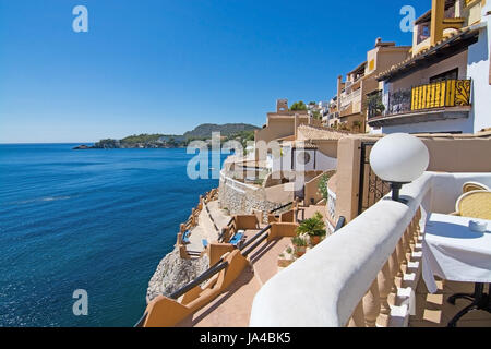 CALA FORNELLS, MALLORCA, Spanien - 6. September 2016: Tortuga Restaurant Blick aufs Meer an einem sonnigen Tag am 6. September 2016 in Cala Fornells, Mallorca, Spanien. Stockfoto