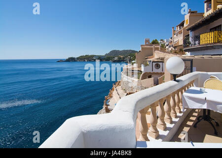 CALA FORNELLS, MALLORCA, Spanien - 6. September 2016: Tortuga Restaurant Blick aufs Meer an einem sonnigen Tag am 6. September 2016 in Cala Fornells, Mallorca, Spanien. Stockfoto