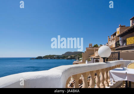 CALA FORNELLS, MALLORCA, Spanien - 6. September 2016: Tortuga Restaurant Blick aufs Meer an einem sonnigen Tag am 6. September 2016 in Cala Fornells, Mallorca, Spanien. Stockfoto