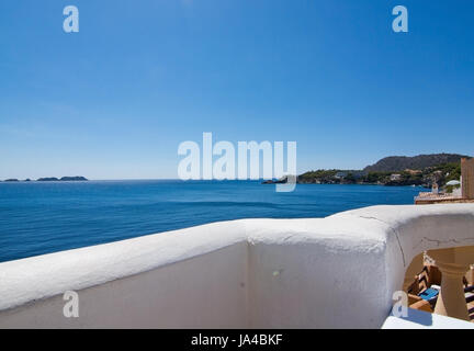 CALA FORNELLS, MALLORCA, Spanien - 6. September 2016: Tortuga Restaurant Blick aufs Meer an einem sonnigen Tag am 6. September 2016 in Cala Fornells, Mallorca, Spanien. Stockfoto