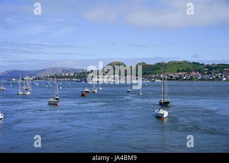 Blick über die Mündung des Conwy in Richtung Deganwy, Nord Wales UK. Stockfoto