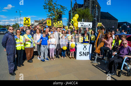 SNP Kandidat Mairi McCallan auf Wahlkampftour in Biggar, South Lanarkshire mit einer Gruppe von Anhängern Stockfoto