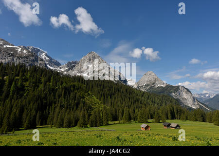 Alm mit romantischen Hütten vor der Mieminger Kette Gebirgszug in der Nähe am See Seebensee, Tirol, Österreich Stockfoto