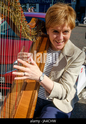 Nicola Sturgeon, Schottlands erster Minister Verknüpfungen SNP Kandidat Mairi McCallan auf Wahlkampftour in Biggar, South Lanarkshire. Nicola spielt die Cla Stockfoto