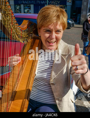 Nicola Sturgeon, Schottlands erster Minister Verknüpfungen SNP Kandidat Mairi McCallan auf Wahlkampftour in Biggar, South Lanarkshire. Nicola spielt die Cla Stockfoto