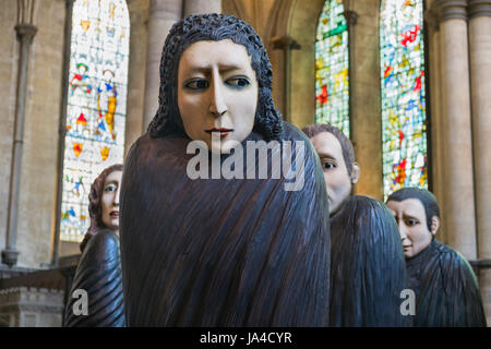 Schatten der Wanderer Statuen Salisbury Kathedrale Wiltshire UK Stockfoto