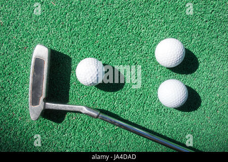 Minigolf mit Ball und Club Szene. Einsetzbar wie der Hintergrund. Sonniger Tag am Kurpark Stockfoto