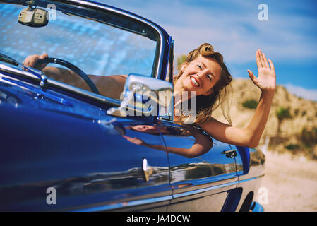 Schöne glückliche Frau in Retro-Cabrio Auto sitzen Stockfoto