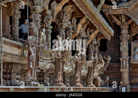 Heiligtum der Wahrheit Pattaya. Kunstvolle und kunstvolle Holzschnitzereien im hinduistischen buddhistischen Tempel Pattaya Thailand Südostasien Stockfoto