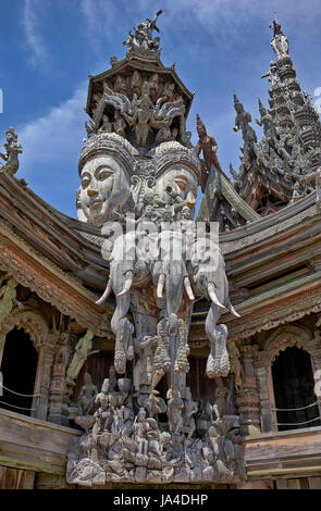 Heiligtum der Wahrheit Pattaya. Kunstvolle und kunstvolle Holzschnitzereien im hinduistischen buddhistischen Tempel Pattaya Thailand Südostasien Stockfoto