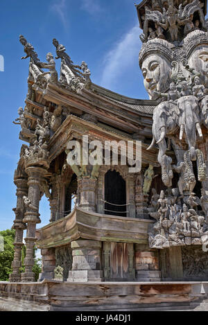 Heiligtum der Wahrheit Pattaya. Kunstvolle und kunstvolle Holzschnitzereien im hinduistischen buddhistischen Tempel Pattaya Thailand Südostasien Stockfoto