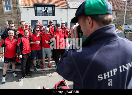 Spieler des exzentrischen Flamingos CC lassen sich vor dem Beach-Cricket-Spiel in Elie, zwischen dem Ship Inn Cricket-Team, in Elie, Fife und dem exzentrischen Flamingos CC, fotografieren. Das Ship Inn ist der einzige Pub in Großbritannien, der ein Cricket-Team mit einem Platz am Strand hat. Die Saison des Ship Inn CC läuft von Mai bis September, wobei die Daten der Spiele von der Gezeiten abhängen. Sie spielen gegen eine Kombination aus regelmäßiger Opposition aus Schottland und Touring-Teams aus der ganzen Welt. Jeder Batsman, der eine sechs trifft, die im Ship Inn Biergarten landet, gewinnt seine Höhe in Bier und jeder nicht spielenden Spec Stockfoto