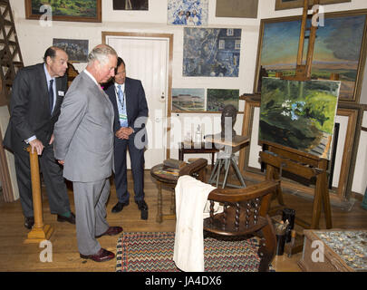 Der Prinz von Wales, Präsident von The National Trust, Sir Winston Churchill Kunstatelier mit Sir Nicholas Soames als er Chartwell Haus, Kent, der ehemalige Land Haus des Churchill besucht die Restaurierung unterzogen wurde. Stockfoto