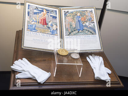 Sir Winston Churchill Nobel Peace Prize Award der durch den Prince Of Wales angesehen wurde, als er Chartwell House, Kent, der ehemalige Land Haus des Churchill besucht die Restaurierung unterzogen wurde. Stockfoto